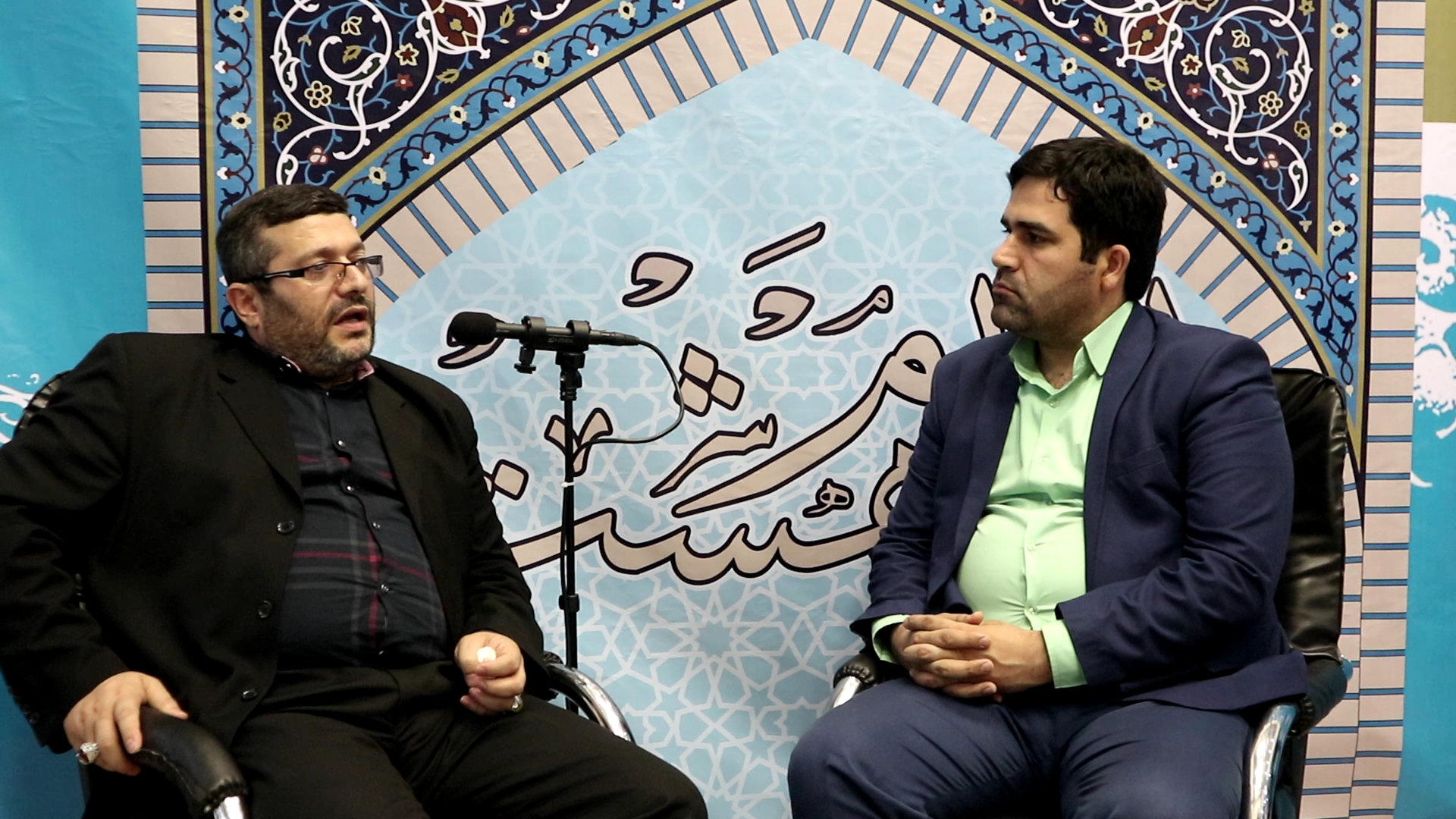 گفتگو با حسن کردی شاعر و ذاکر اهل البیت (ع) در غرفه سایت امام هشت