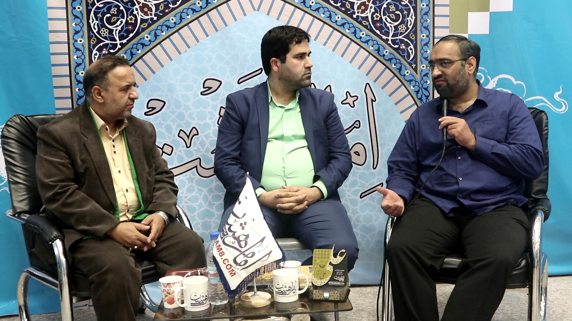 گفتگو با سید هاشم وفایی و یاسر رحمانی از شاعران آئینی در غرفه سایت امام هشت