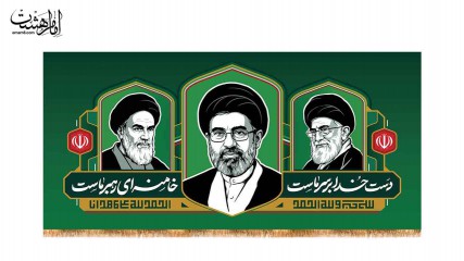 کتیبه پشت منبری رهبران معظم انقلاب"دست خدا بر سر ماست خامنه ای رهبر ماست"