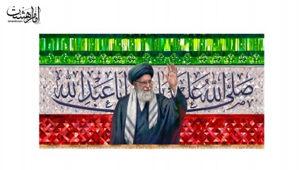 کتیبه پشت منبری مزین به تصویر رهبر شهید