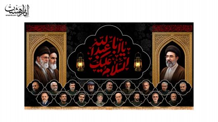 کتیبه پشت منبری محرمی مزین به تصاویر سه رهبر و شهیدان