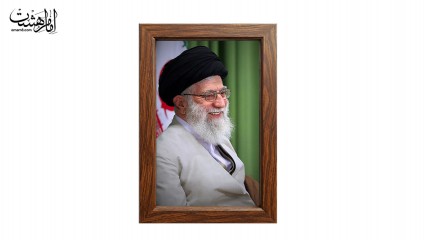 تابلو مخمل با قاب چوبی مزین به تصویر رهبر شهید