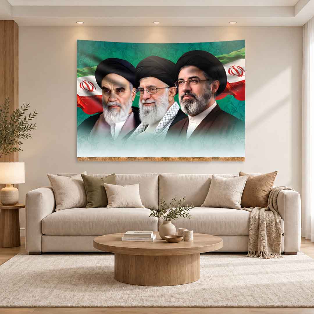 کتیبه پشت منبری مزین به تصویر سه رهبر (ع)