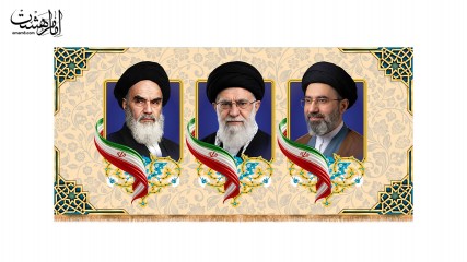 کتیبه پشت منبری مزین به تصویر سه رهبر (ع)