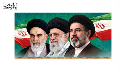 کتیبه پشت منبری مزین به تصویر سه رهبر (ع)