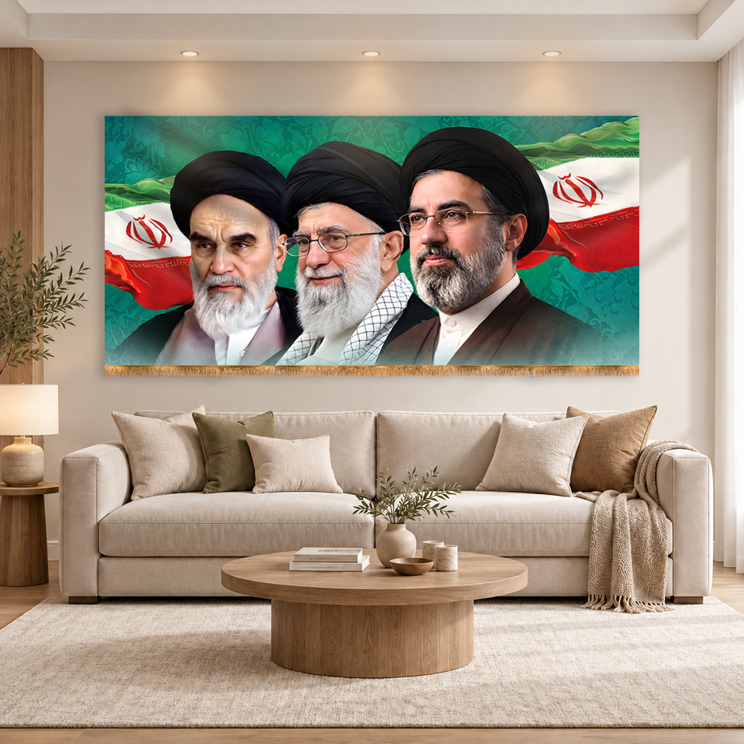 کتیبه پشت منبری مزین به تصویر سه رهبر (ع)