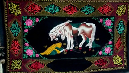پرچم گلدوزی طرح ذوالجناح با اسامی چهارده معصوم